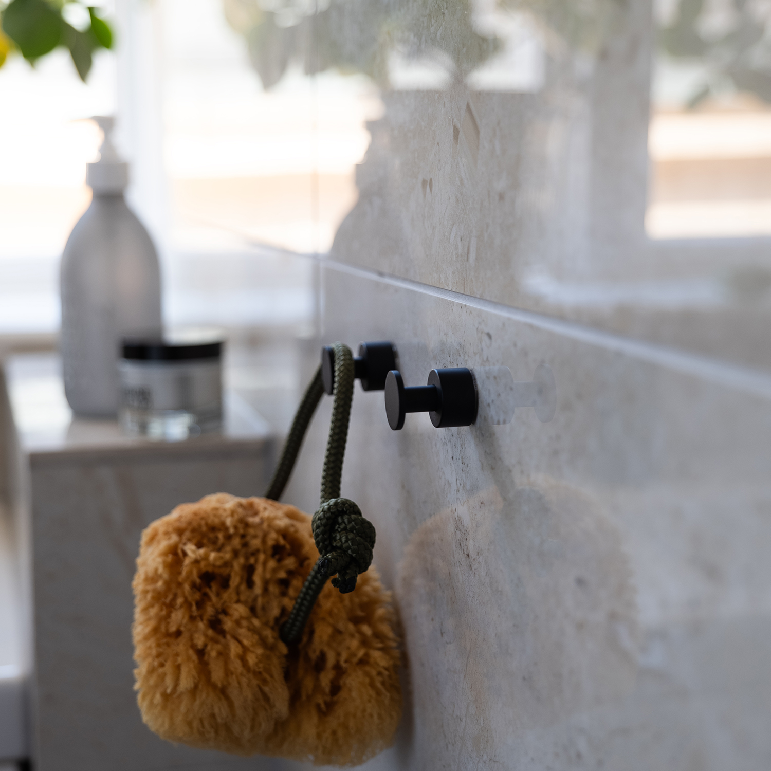 Smedbo Home Serie Bad Accessoires Messing Schwarz Handtuchhaken